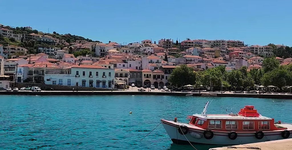 Pylos waterfront and Three Admirals’ Square