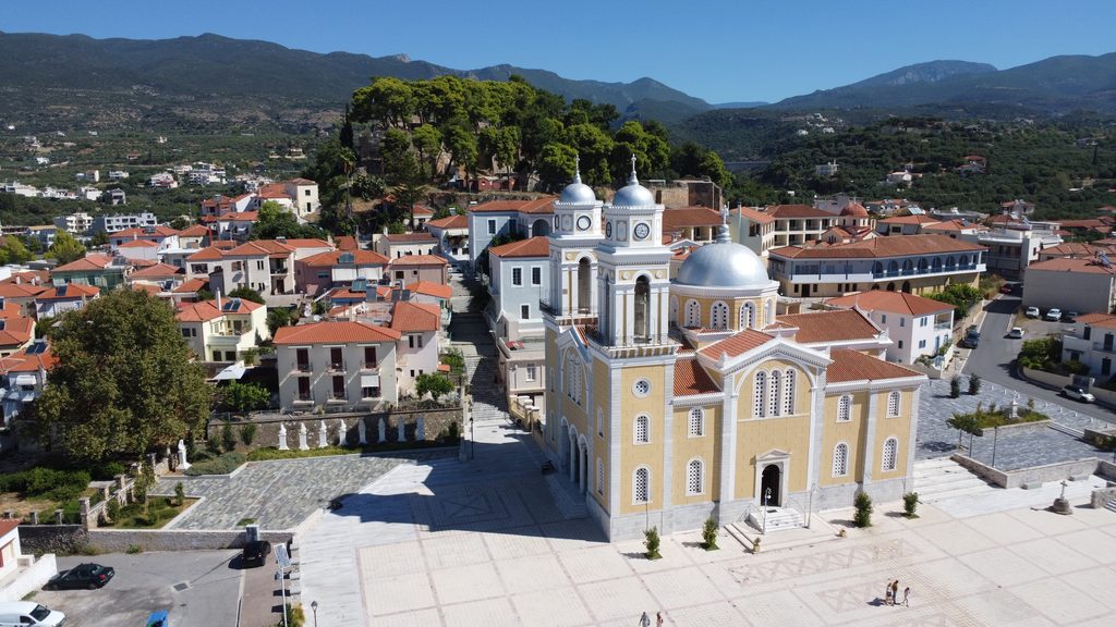 Church of Ypapanti and Kalamata Castle in the Old Town