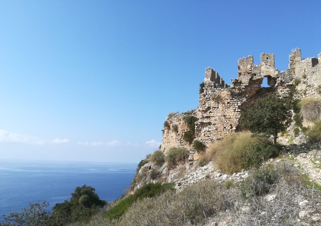 Μεσαιωνικά τείχη του Παλαιόκαστρου Πύλου με θέα στο Ιόνιο Πέλαγος